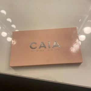 Caia summer multi palette - Caia palett som inte finns på hemsidan längre! Som ni ser har den några skavanker, inget som gör paletten sämre😽 Den har ett plastskydd på ovanpå spegeln! Köptes för runt 700kr❤️