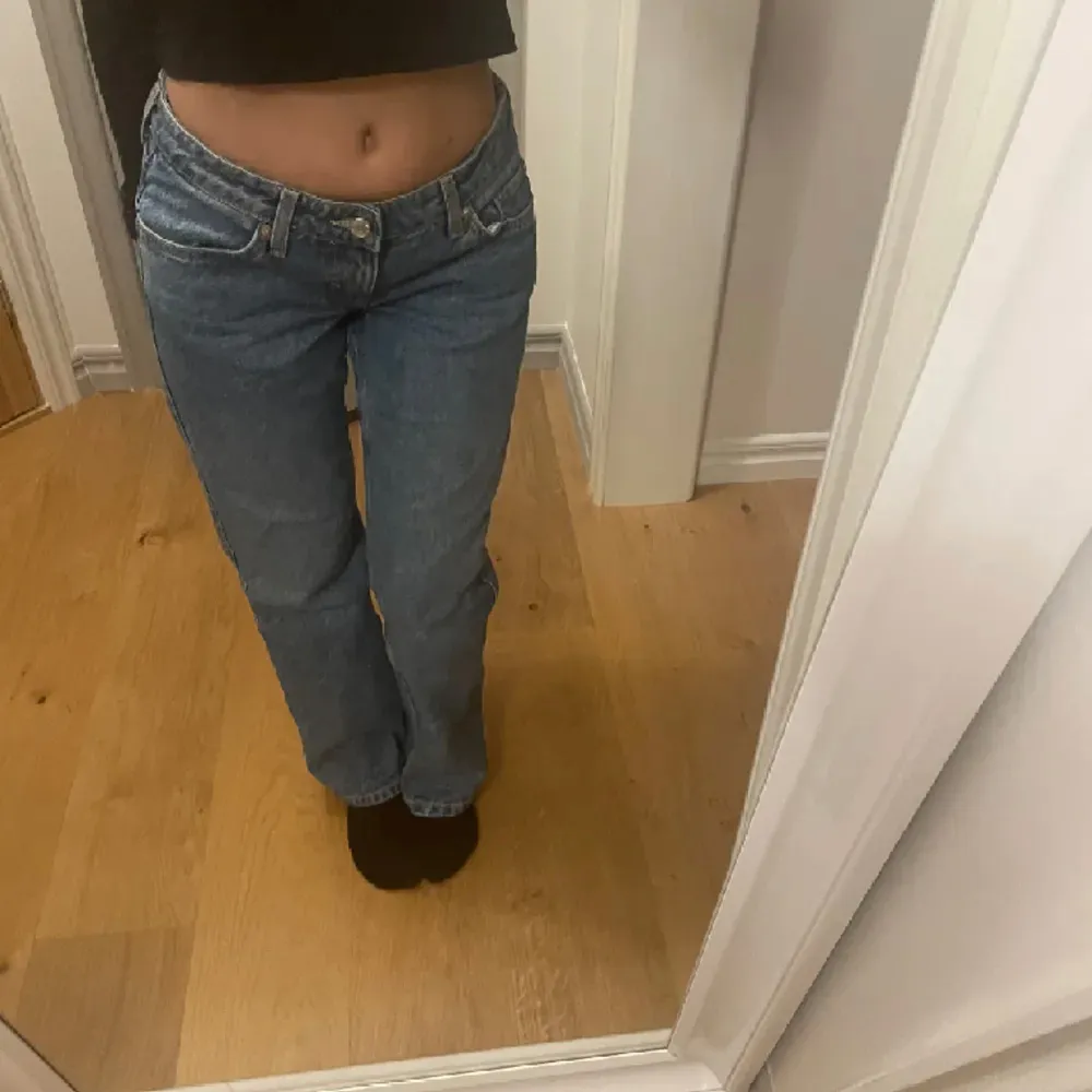 Säljer dessa trendiga lågmidjade jeans från Weekday i modellen 