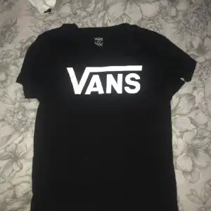 En fin vans hoodie väldigt fint skick knappt använd och Inge slitage💗