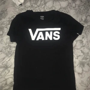 Vans t-shirt - En fin vans hoodie väldigt fint skick knappt använd och Inge slitage💗