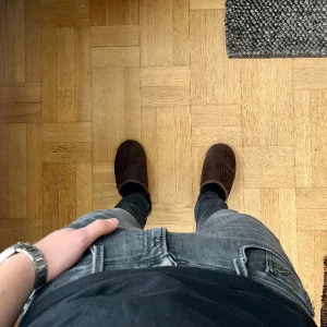 Replay Jeans - Säljer ett par Replay jeans i superbra skick. Waist 29, sitter mer som 30. Length 32. Nypris cirka 2000kr, vårt pris 699kr. Grå/Svarta, väldigt skön stretch. Meddela oss vid funderingar!