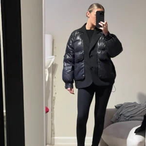 Kombinerad dunjacka och kavaj  - Säljer denna supercoola jackan från Urban revio. Det är en kombinerad dunjacka och kavaj vilket gör att den har riktigt coola detaljer och passar till både uppklädda och vardagliga outfits.