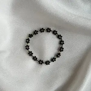 Säljer handgjorda armband i alla storlekar. Vid intresse kontakt mig här eller på Instagram: jew.elllllryy_xoxo