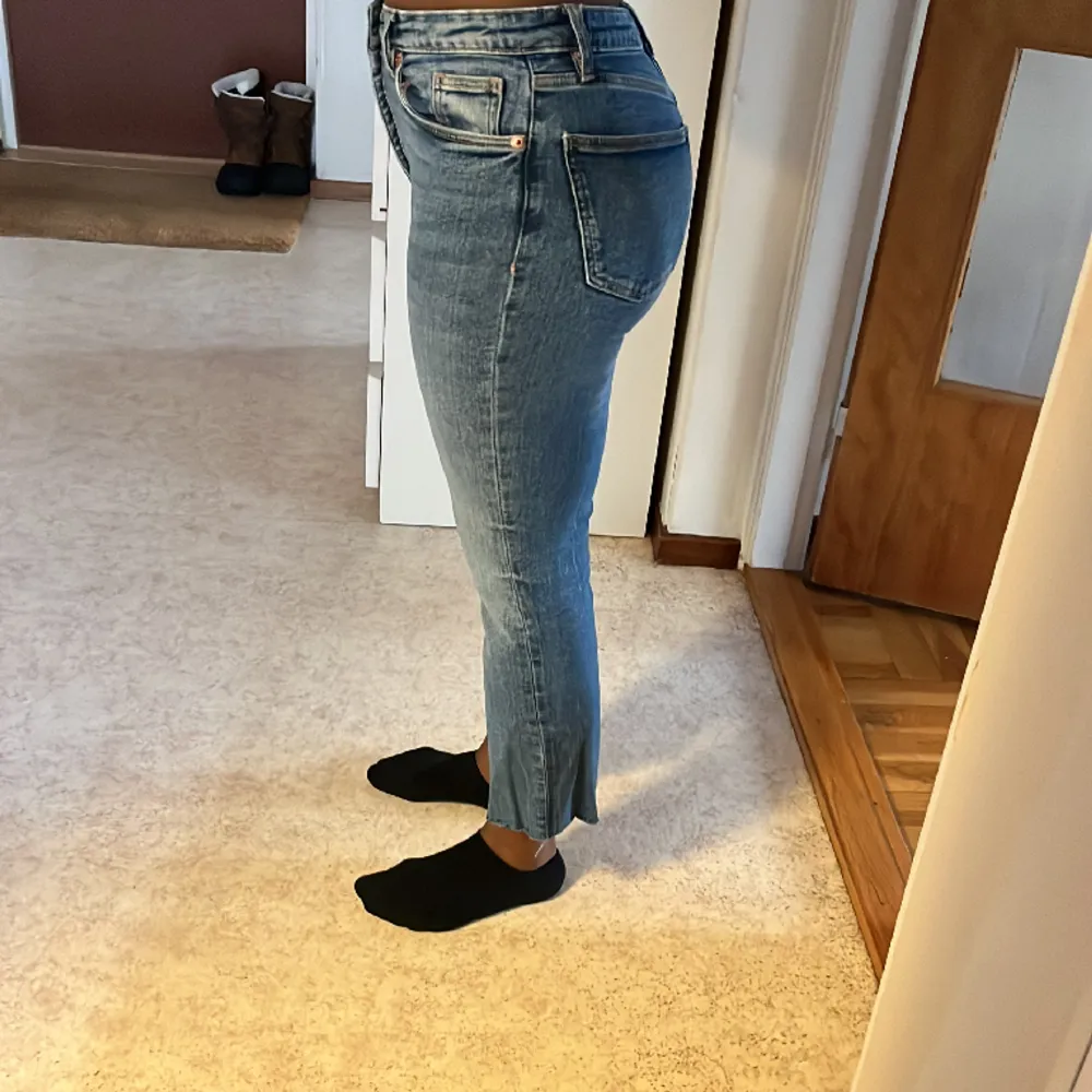 Ett par Zara jeans med korta ben och medelhög midja. . Jeans & Byxor.