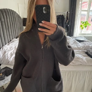 Stickad kofta med dragkedja - LÅNADE BILDER! Stickad tröja från zara. Slutsåld på hemsidan, säljer samma tröja fast i brun. Nypris 699kr