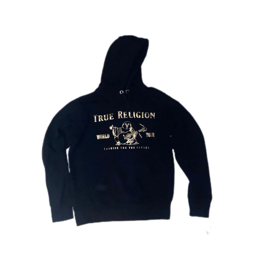 Säljer denna tvör feta true Religion hoodien. Jätte bra skick och fin. Storlek XS men passar även S. Skriv om fler bilder eller frågor!!!🥰🥰. Hoodies.