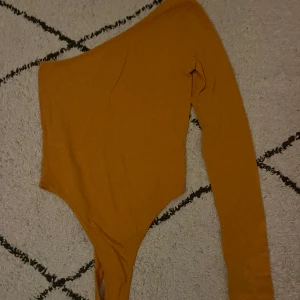 Fest topp - Gul body från Nelly. Aldrig använd