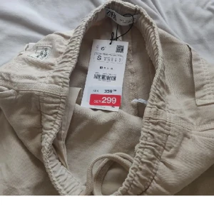 Zara beige byxor  - Köpte fel storlek aldrig använda.