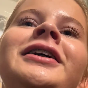 Hanna - Nu är Hanna till salu. Det är en väldigt sälsynt vara så passa på. Finns bara en i lagret, vill bli av med henne så snabbt som möjligt. Ni kan börja buda från 0,0001 krona om någon är villig att ge de. Annars kom bara och hämta🏳️‍🌈🏳️‍🌈