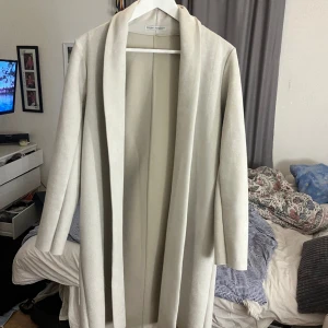 Zara kappa - Nyskick på kappa från Zara, färgen är grå och storleken är S. Den är helt ny och har inga defekter. Skriv privat för fler bilder och mer information💗