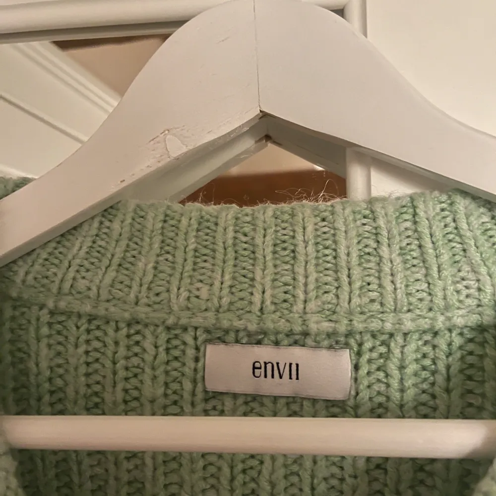 Säljer en stickad tröja från Envii då jag aldrig använt den! Super fin men färgen passar inte riktigt mig, storlek M💚. Stickat.