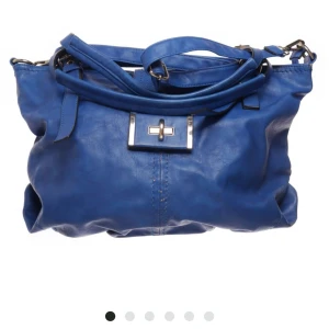 Blå väska - super cool väska men har tyvär en defekt där fram, köpt för 590 sek men säljer för 200❤️