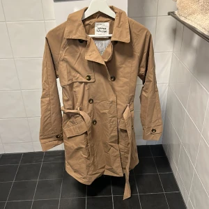 Kappa  - En kappa från Zara i beige, storlek 13/14