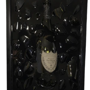 Tavlor - Konstverken är handgjorda i Sverige med flaskor som tas ut ur industrin. Varje flaska har avnjutits och har en egen rik historia. Flaskornas smash process gör varje konstverk unikt och på grund av detta skiljer sig konstverken något åt i utseende.