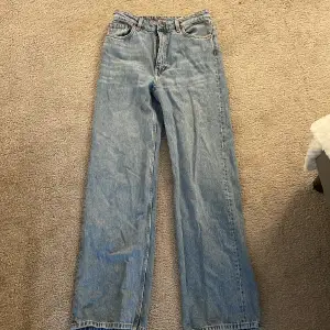 Super fina monki jeans köptes i Spanien. Köptes men var förstora , andvända 1 gång . Super fint skick där man inte ser att dom är amdvända.