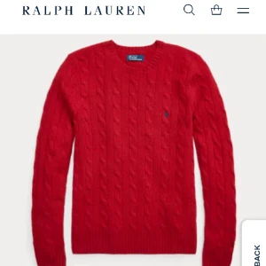 Polo Ralph Lauren - Cable-Knit Wool-Cashmere Jumper i röd. Helt ny oanvänd. Säljer då storlek inte passar. Ny pris 2495 kr  Tröjan är storlekar L men jag tycker den är mer som storlek M. Jätte skön tröja annars super mjuk. Kommer från en djurfri och rökfri hem. 