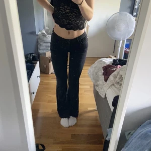 Snygga Low Waits jeans - Säljer dessa snygga jeansen från Lindex då de inte kommer till användning.   Knappt använda hos mig. Köpte här på Plick så vet inte vilken storlek men passar bra till mig som brukar ha 32/34. Bilder från Plick💘