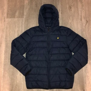 Lyle & Scott Jacka (Junior 14/15 år) - Mörkblå Lyle & Scott jacka i junior storlek 14/15 år. Bra skick. Nypris 949kr.