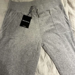 Helt nya juicy couture byxor - Helt nya juicy couture byxor med lapp kvar i storlek L, 499kr💞
