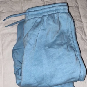 Blåa mjukis  - Blåa mjukisbyxor  köpta ifrån H&M  Bra skick 