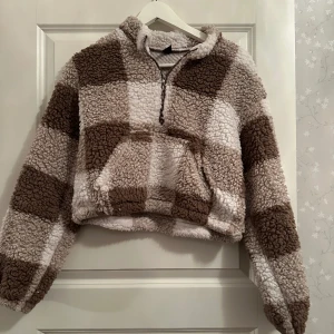 Fluffig tröja - Riktigt fluffig och varm tröja med ficka som är perfekt till vintern. Materialet är ”slätare” på insidan så alltså inte teddy. Men annars jättemysig.❤️