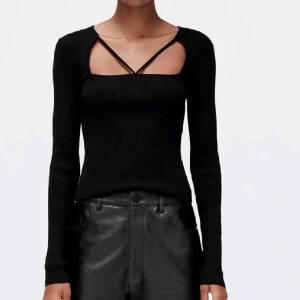 Topp - Svart stickad/ ribbad topp från zara. Använd fåtal gånger. ❤️