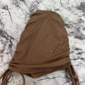 kjol beige  - fin klänning beige sitter perfekt och du kan välja om du vill ha den kort eller lång 