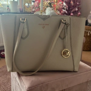 Michael kors väska  - Säljer min fina gråa Michael kors väska från Johnells. Nypriset är 3699kr och är i väldigt bra skick. Säljer den pga att jag knappt har använt den. Och vill sälja den till någon som verkligen använder väskan.
