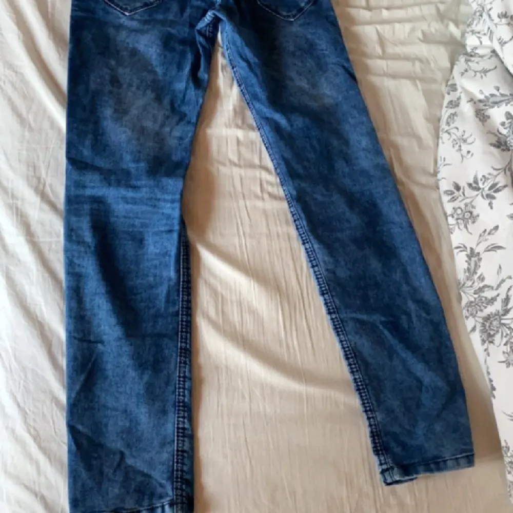 Oanvända jeans men en glitter remsa har låstnat på ena sidan, inget man märker. Osäker på storleken men 146/152?. Jeans & Byxor.