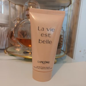 Lancome lotion  - Säljer min lancome lotion dom fick i present mef parfymen.  Jag har använt den,på andra bilden ni kan ser hur mycket. 