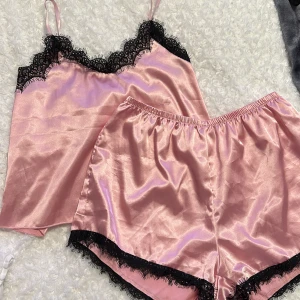 Pyjamas - Rosa satin-pyjamas. Fint skick! 💕💕