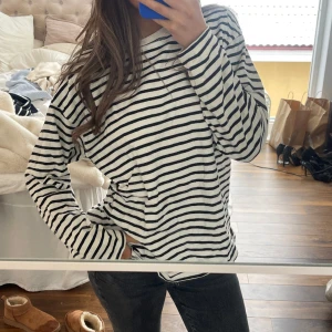 Randig tröja - Säljer denna fina randiga tröjan ifrån zara i stolek L, jag är dock en xs-s i vanliga fall och sitter som på bilderna på mig🫶🏼