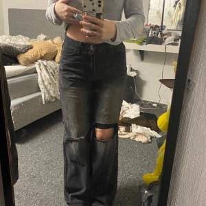 Säljer dessa snygga jeans då dem inte kommit till stor användning 🤍Byxorna är i stl 36 men jag skulle även säga att de passar 38.  Köparen står för ev. fraktavgift💕