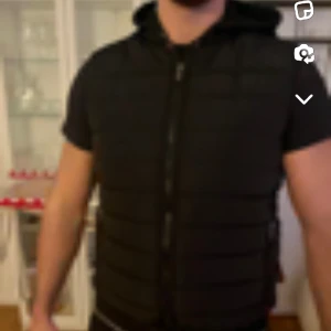 Väst med luva  - Använd 2 gng