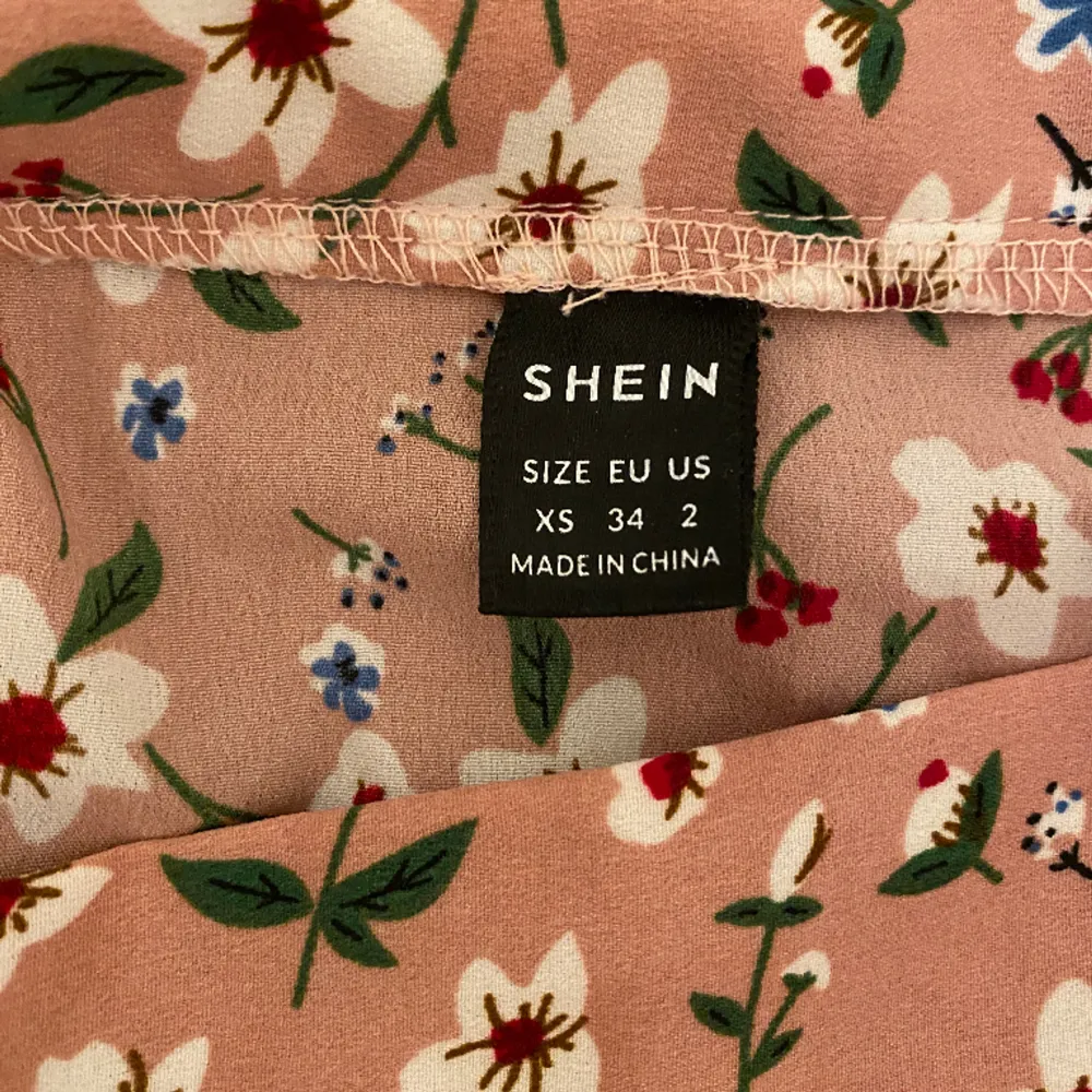 Säljer en söt kjol från SHEIN! Storlek Xs, pris 30kr! Hör av dig om du har någon fråga eller vill ha fler bilder! 💓. Kjolar.