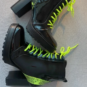 Kängor med klack - Ett par snygga skor i lack med neon detaljer. Aldrig använda, storlek 37.