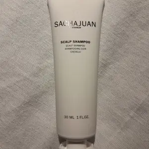 Sachajuan - Scalp Shampoo, 30 ml. Oöppnad. Nypris ca 88 kr. 🤍Rosmarinolja, mentol, salicylsyra, ingefäraextrakt = stimulerar skalpen och ger ett hälsosammare hår.