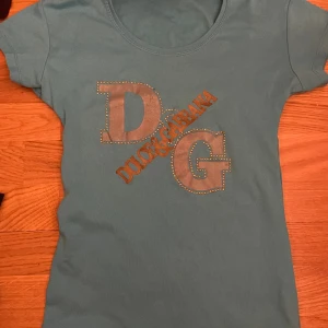 Dolce Gabbana t-shirt - Så cool Dolce Gabbana t-shirt som är insydd. Sydde in den så att den skulle sitta tight på mig som har s.💋möts i Stockholm eller postar