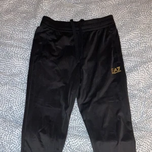 EA7 byxor - Säljer mina armani byxor då dom blivit för små för mig nu, det finns en kofta till den, men jag har redan sålt den.