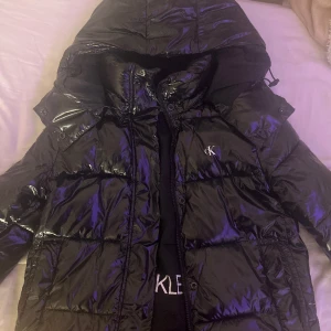 Calvin Klein jacka - Varm vinter jacka, använd en halv vinter bra skick. Str M men passar bra på S då jag är S.