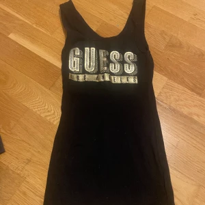 GUESS linne - oanvänd linne från märket GUESS. alla rhinestones är kvar och den ör i nytt skick. 