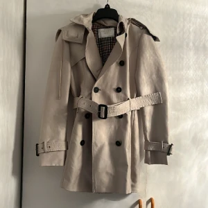 Kappa från Zara  - Så snygg jacka/ halvlång kappa från Zara .  I mycket fint skick .  