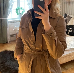 Kappa - Kappa ifrån Kappahl i storlek M. Kappan är sparsamt använd och i väldigt fint skick. Köpt från Kappahl för ett par år sedan.