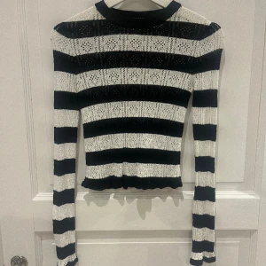 zara tröja  - säljer denna jätte fina tröja från zara i nyskick! 💓