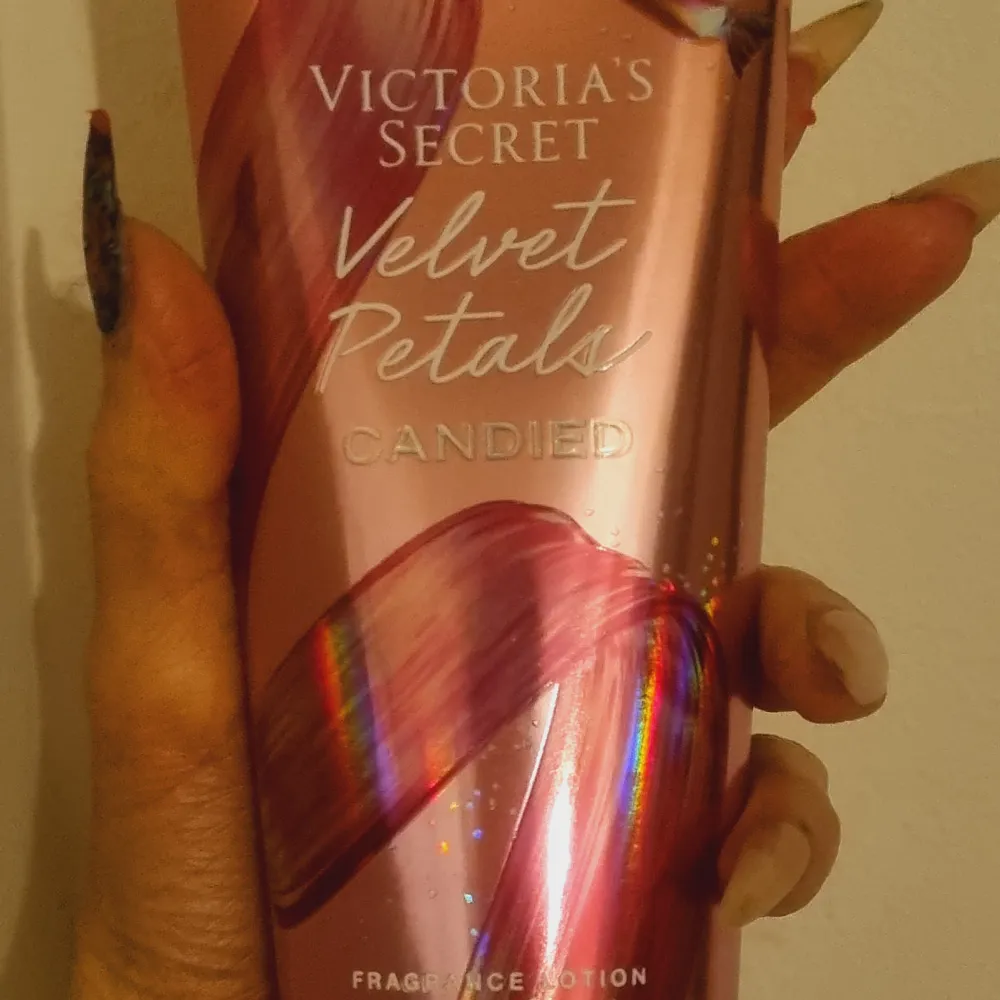 Ir den sprillans nya kollektionen, i doften Velvet petals candied, ny och oanvänd, endast doftat på den och just denna var inte riktigt fullträff för mig. . Övrigt.