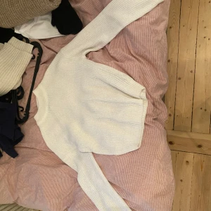 Stickad tröja☘️💞 - Säljer denna tröja då jag inte använder den längre💜☘️ Passar hela året runt och ser ganska kort ut men är lång💜✨☘️ Säljer för 70+ frakt men pris kan såklart diskuteras!💞😍☘️ Den är i storlek Xxs men passar säkert Xs och S👌🏻☺️💞☘️😍