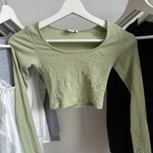 Crop top - Jätte söt grön crop top från monki som inte kommer till användning💗