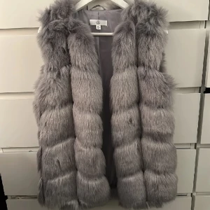 Pälsväst  - Grå väst i fuskpäls. Jättefin i nyskick!