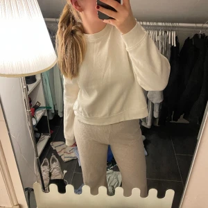 Vit sweatshirt  - Vit sweatshirt från Lager 157, lite kortare i modellen vid magen