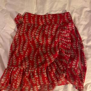 Röd, julig kjol från Fiorucci som köptes för 599 men säljer för 199! Använd ett fåtal gånger men inga tecken på användning.😍